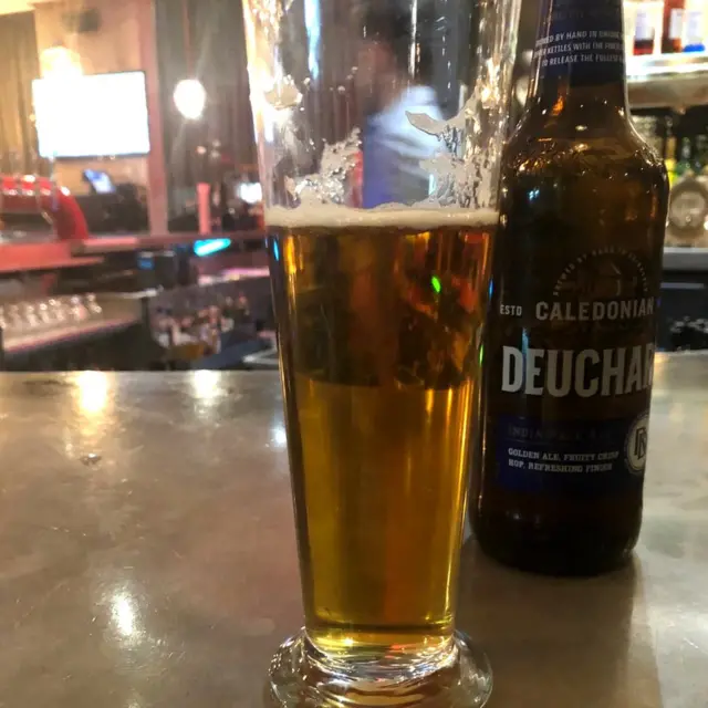 Deuchers IPA в англійському барі, як правило, коштує 5,5 фунтів (близько 6 доларів США)