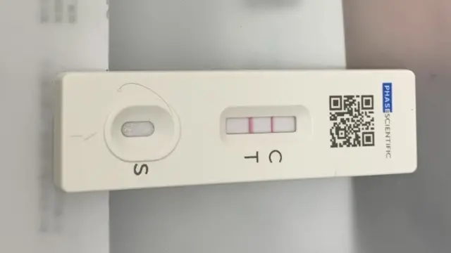 港府在2月25日開始修改凖則,承認快速抗原測試檢測結果。