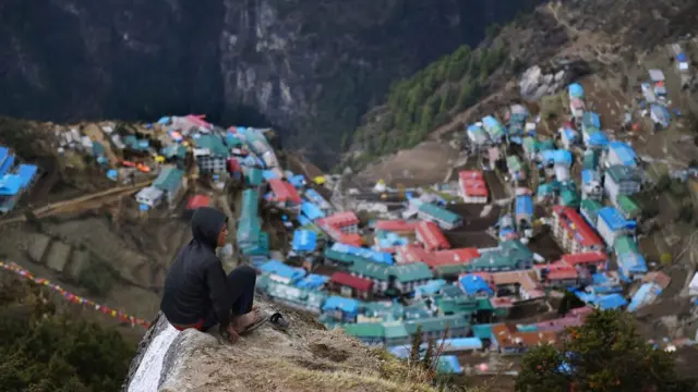 珠峰登顶世界纪录保持者：“太多人认为登顶是一件易事” - BBC News 中文