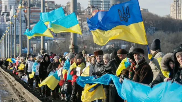 Після об'єднання двох берегів Дніпра співали гімн України