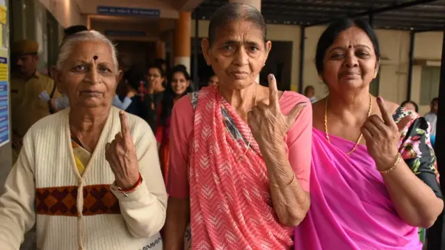 મહિલાઓની તાકાત તેમનો મત: સુરતમાં બપોરના સમયે ઘરના કામકાજમાંથી પરવારીને મહિલાઓએ ઉત્સાહભેર મતદાનમાં ભાગ લીધો હતો