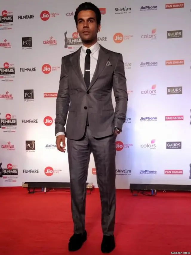 એશ-ગ્રે કલરના થ્રી-પીસ સ્યુટમાં મીડિયાને તસ્વીર આપી રહેલા રાજકુમાર રાવ