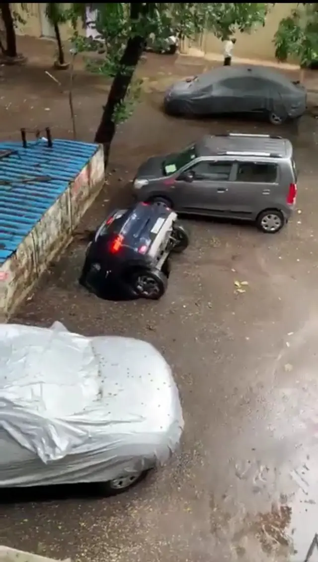 बुडणारी कार
