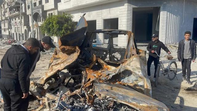 خودروی امدادگران هلال احمر فلسطینی به طور کامل در آتش سوخت