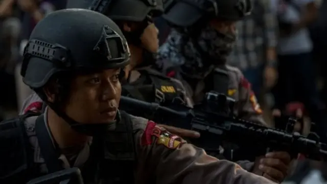 polisi menjaga gereja