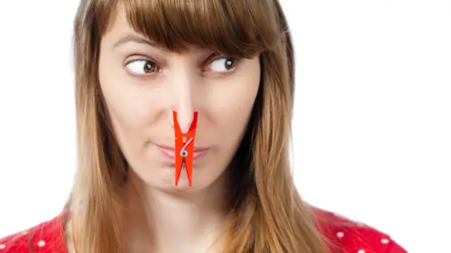 Mujer con gancho en la nariz