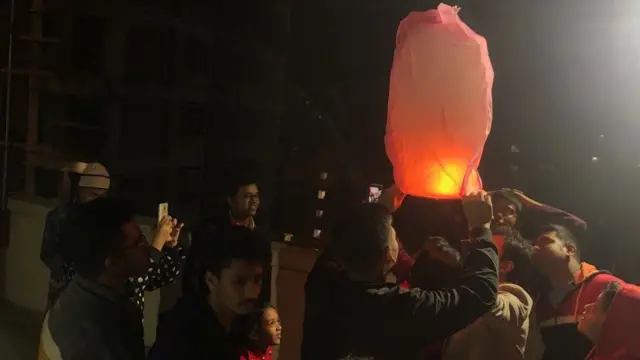 বসুন্ধরা এলাকায় একটি বাড়ির ছাদে তরুণদের আয়োজন