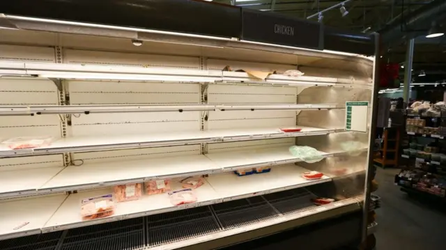 Супермаркет в штате Нью-Джерси, холодильник для замороженных продуктов опустошен