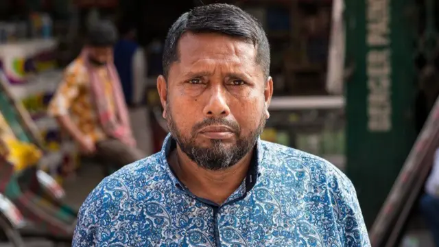 သူ့အကိုရဲ့အလောင်းကို ဒက်ကာမှာ အလီဟူစိန်နဲ့ သူ့အဖေလိုက်ရှာခဲ့ရ