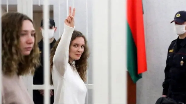 Nữ nhà báo Katerina Andreyeva ra dấu không khuất phục tại phiên tòa ở Minsk