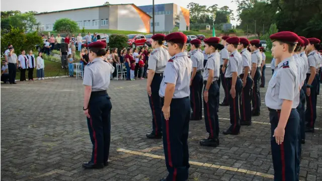 Alunos do Colégio Vila Militar,antigos cassinos no brasilCuritiba, enfileirados e batendo continência