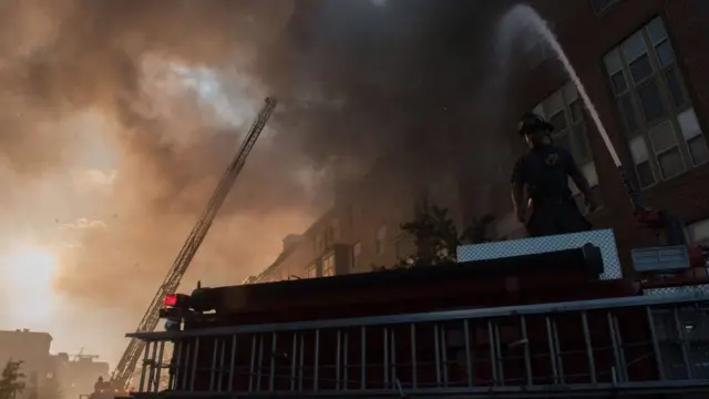 Cerca de 130 pessoas foram retiradas do edifício devido ao incêndio