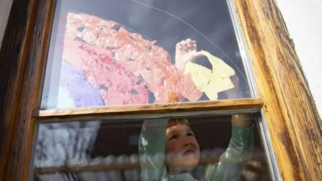 সংকটের মধ্য়েও আশাবাদ প্রকাশ করতে বাড়ির জানালায় রংধনু বানিয়েছে এই শিশু