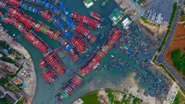 漁船在廣西北海電建漁港內避風（新華社圖片7/8/2017）