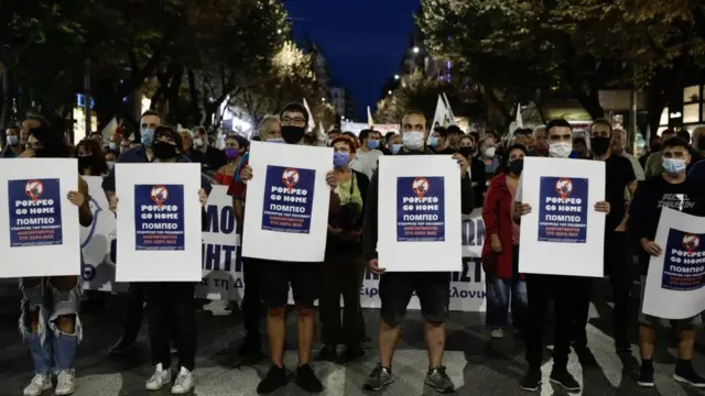 Protestocular, İngilizce ve Yunanca "Pompeo evine git" yazan pankartlar taşıdı.