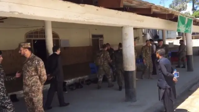 પત્રકારો સાથે પાકિસ્તાની સેનાના જવાનો