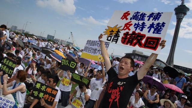 澳门5.27包围立法会示威中民众举起“反离补”标语牌（27/5/2014）