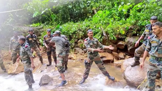 కేరళలో సైనికుల సహాయ చర్యలు