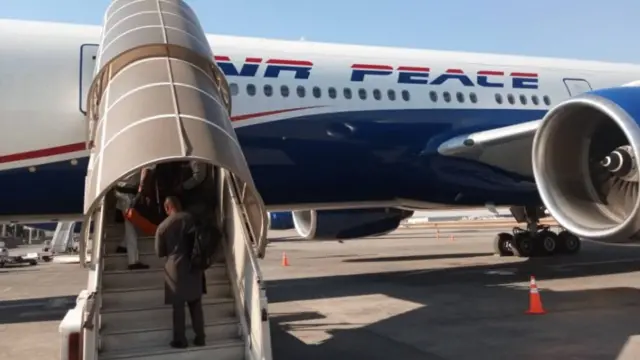 Ụmụ na-abanye ụgbọelu