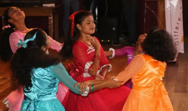 විශේෂ අවශ්‍යතා සහිත දරුවන්ගේ නර්තනයක්