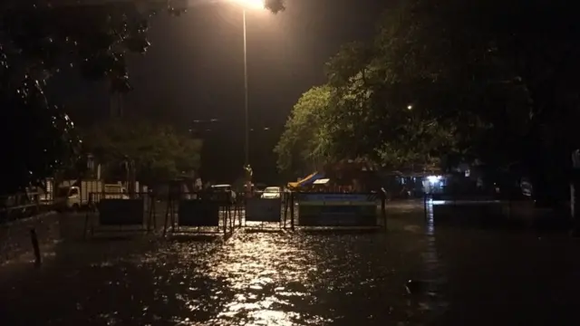 மின் இணைப்பு இல்லை; சாலை எங்கும் வெள்ளம்: நள்ளிரவில் தவித்த சென்னைவாசிகள்