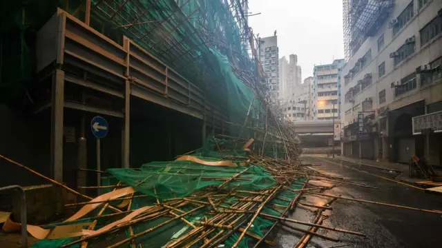 颱風吹襲香港期間，有用竹枝搭建而成的築棚倒塌。