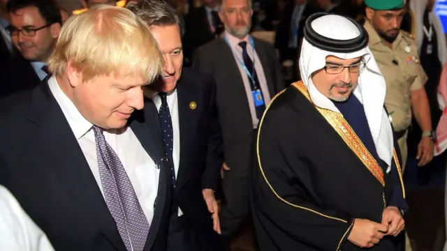 سلمان بن حمد آل خلیفه، ولیعهد بحرین که به استقبال بوریس جانسون رفته است