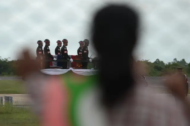 ร่างของ จ.อ. สมาน ถูกเคลื่อนขบวนออกไปยังวัดบ้านหนองคู โดยตลอดเส้นทาง มีประชาชนชาวร้อยเอ็ดมายืนต้อนรับเป็นจำนวนมาก