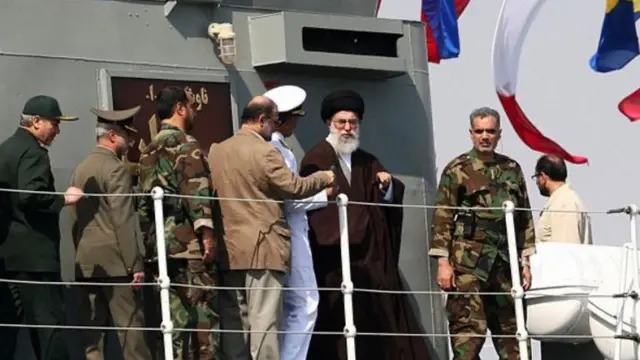 بازدید ۱۱ سال قبل آیت‌الله خامنه‌ای از ناوچه جماران