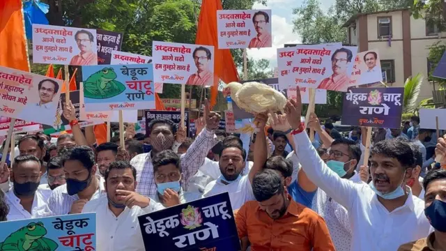 નારાયણ રાણેના મુંબઈના જૂહુસ્થિત નિવાસસ્થાન બહાર શિવસૈનિકો