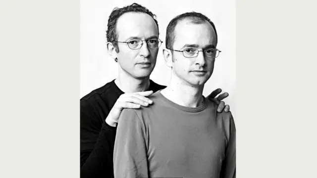 Поскольку человек смотрит на общее расположение черт на лице, а не на детали, он более гибко воспринимает изменения во внешности, например, такие как новая прическа