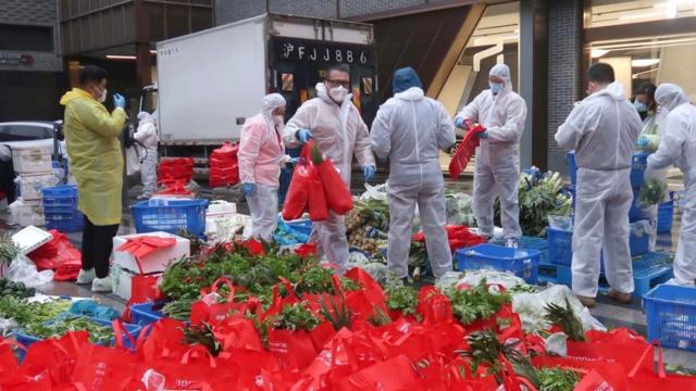 中国各省援助上海的物资主要靠社区的志愿者帮忙送菜入户。