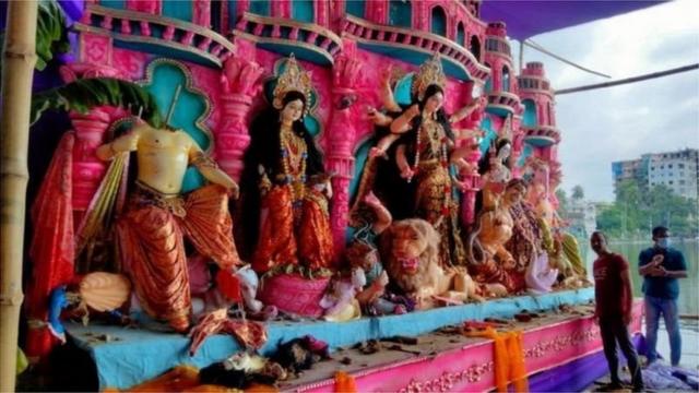 नानूयादीघी के किनारे के पूजा मंडप में तोड़फोड़ के बाद का दृश्य