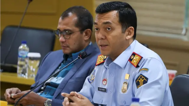 Dirjen Imigrasi Silmy Karim (kanan) bersama Wakil Menteri Hukum dan HAM Edward Omar Sharif Hiariej (kiri) memberikan paparan saat rapat kerja bersama Komite I DPD RI di Kompleks Parlemen, Senayan, Jakarta, Senin (16/1/2023)