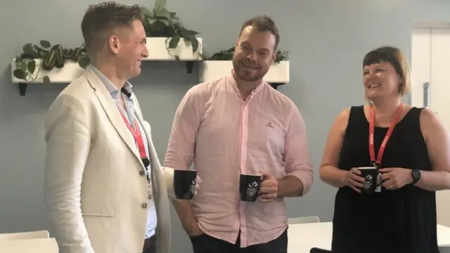 يقول ميكا هاركونين (في المنتصف)، إن العمل من مدينة ملقا الإسبانية حفزه على الإنتاج، رغم أنها تبعد عن شركته في هلسنكي مسافة ألفي ميل