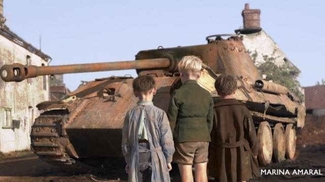 Meninos franceses diante de tanque alemão após derrota de nazistas na França