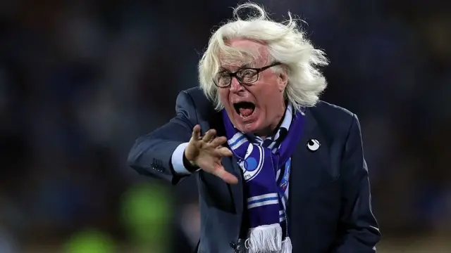 نکته قرارداد دو ساله آقای شفر با استقلال در متممی است که باشگاه استقلال را احتمالا برای فصل آینده با چالشی جدی مواجه می‌کند.