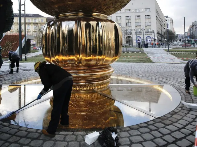 Spomenik je delo ruskog vajara Aleksandra Rukavišnjikova