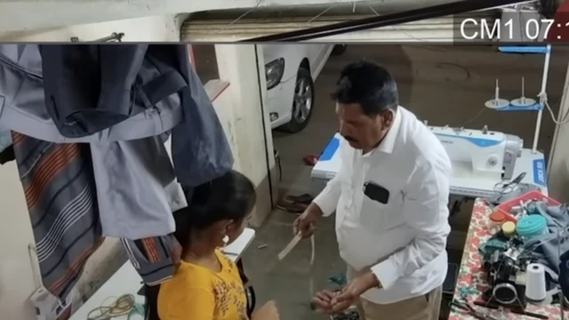 L'une des vidéos de Seepana montre un tailleur se comportant mal avec une femme.