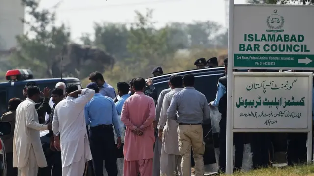 કૉર્ટની કાર્યવાહીમાં એક સુનાવણીમાં ગયેલાં મરિયમ શરીફનો કાફલો અને તેમનાં ટેકેદારો