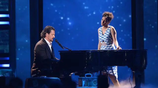 Gaby Moreno junto a Ricardo Arjona