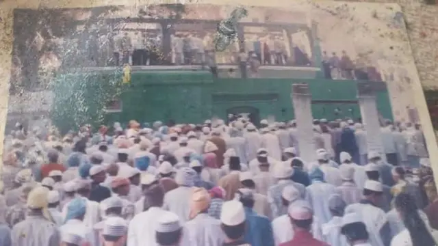 ভেঙে ফেলা মসজিদে নামাজ পড়ার একটি পুরনো ফটোগ্রাফ