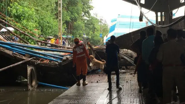 મુંબઈમાં તૂટી પડેલા બ્રિજની તસવીર