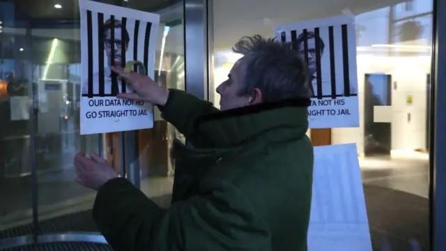 Una persona pegando un cartel