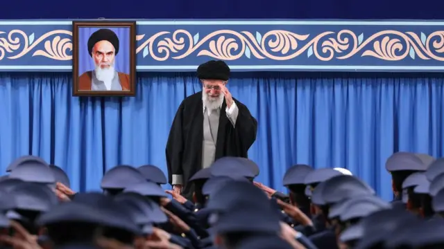 پس از استقرار جمهوری اسلامی ایران، تربیت همافران پایان یافت