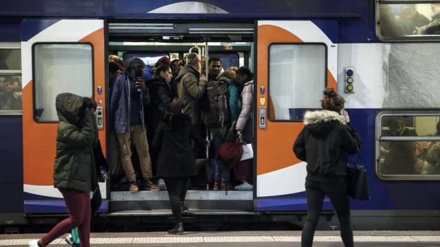 巴黎里昂车站乘客设法挤上一趟满座的通勤列车（20/12/2019）