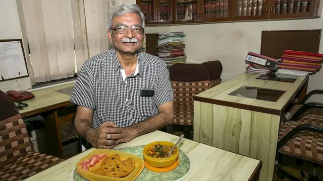 И вот то, что привез даббавала, - на столе у заказчика