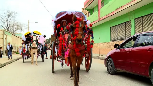 تصویری از یک نمایش خیابانی در مزار