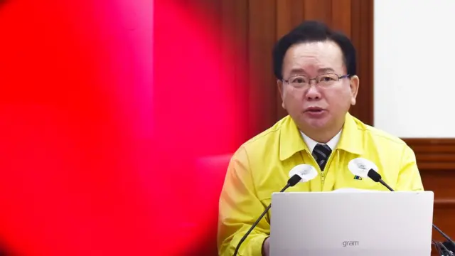 18일 정부서울청사에서 코로나19 중앙안전대책본부회의 주재하는 김부겸 총리