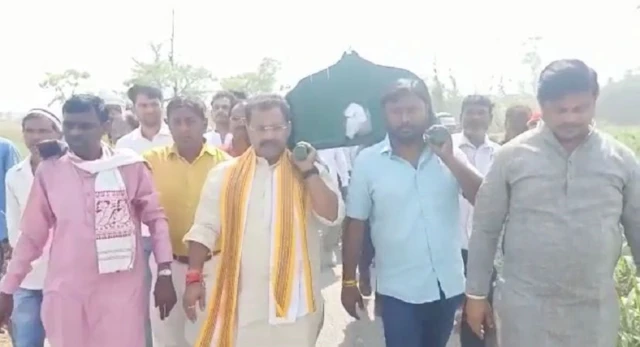 बाबर को कंधा देते भाजपा विधायक पंचानन पाठक